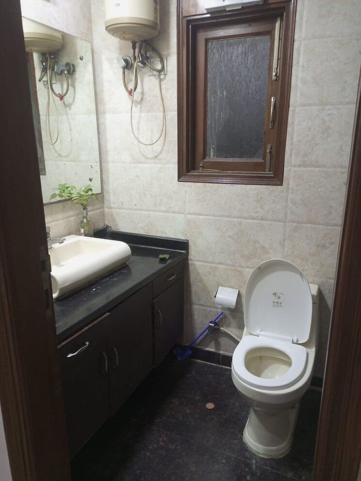 Bathroom, rwa-chittaranjan-park-block-r 3 Bedroom 160 Sq.Yd. Builder Floor In Chittaranjan Park Delhi 9441014