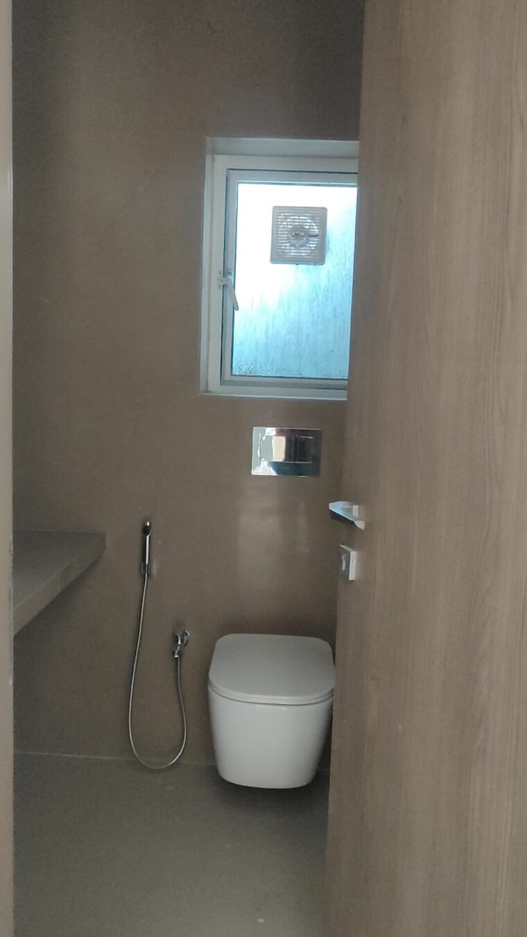 Bathroom, kalpataru-paramount 2 Bedroom 711 Sq.Ft. Apartment In Kapur Bawdi Thane 9441059