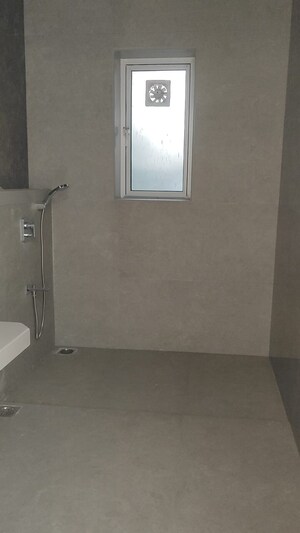 Room in 2 BHK Apartment at Kalpataru Paramount, Kapur Bawdi – for Rent