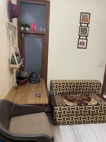 Living Room in 1.5 BHK Builder Floor at Mayur Vihar – for Rent