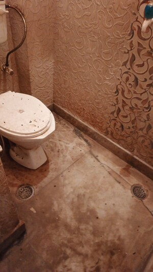 Bathroom in 1.5 BHK Builder Floor at Mayur Vihar – for Rent