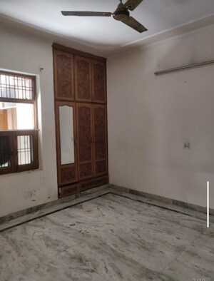 Room in 3 BHK Builder Floor at Sainik Colony – for Rent