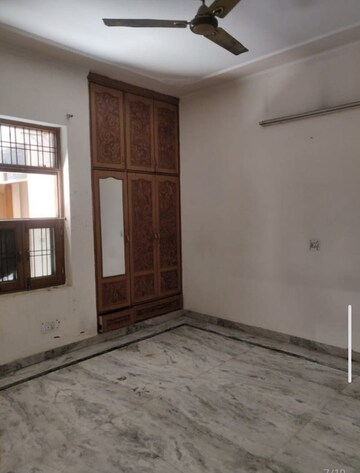 Room in 3 BHK Builder Floor at Sainik Colony – for Rent