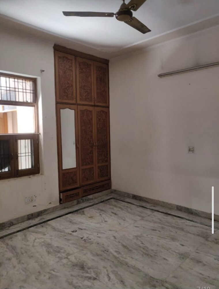 Room, sainik colony 3 Bedroom 2250 Sq.Ft. Builder Floor In Sainik Colony Faridabad 9441133