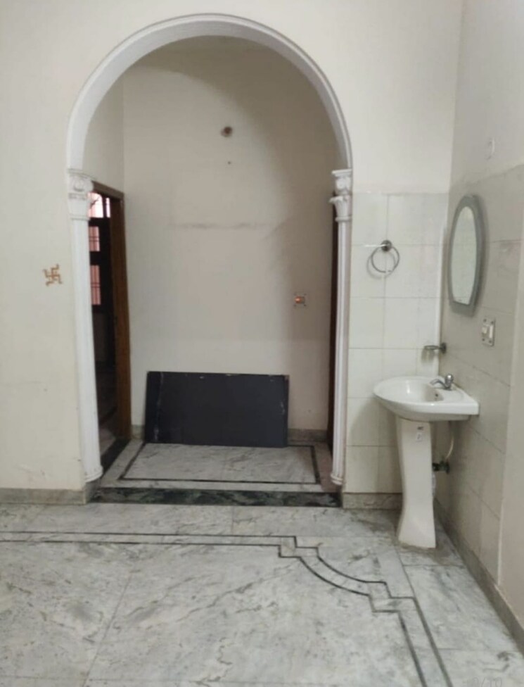 Bathroom, sainik colony 3 Bedroom 2250 Sq.Ft. Builder Floor In Sainik Colony Faridabad 9441133