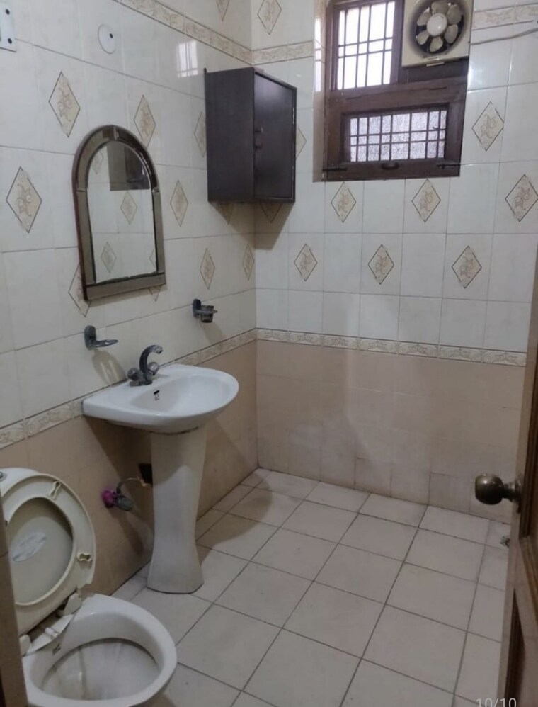 Bathroom, sainik colony 3 Bedroom 2250 Sq.Ft. Builder Floor In Sainik Colony Faridabad 9441133
