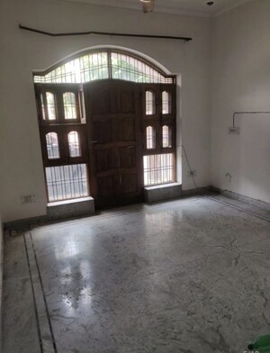 Room in 3 BHK Builder Floor at Sainik Colony – for Rent
