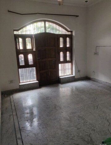 Room in 3 BHK Builder Floor at Sainik Colony – for Rent
