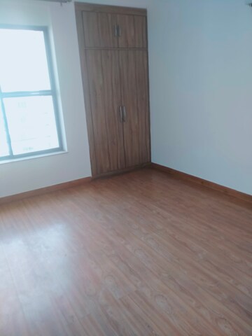 Room in 2 BHK Apartment at Unitech Escape, Sector 50 – for Rent