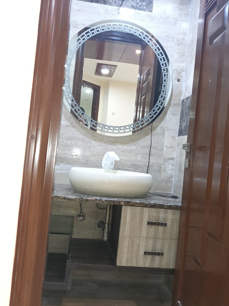 Bathroom, greater kailash i 4 Bedroom 4500 Sq.Ft. Builder Floor In Greater Kailash I Delhi 9441245