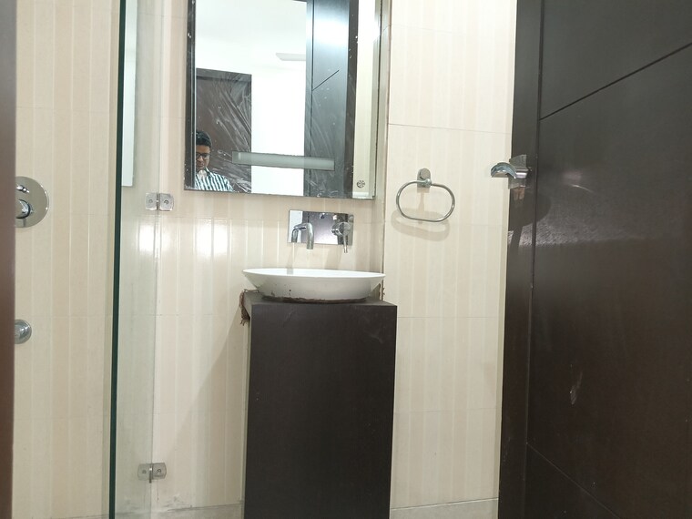 Bathroom, greater kailash i 3 Bedroom 1800 Sq.Ft. Builder Floor In Greater Kailash I Delhi 9441248