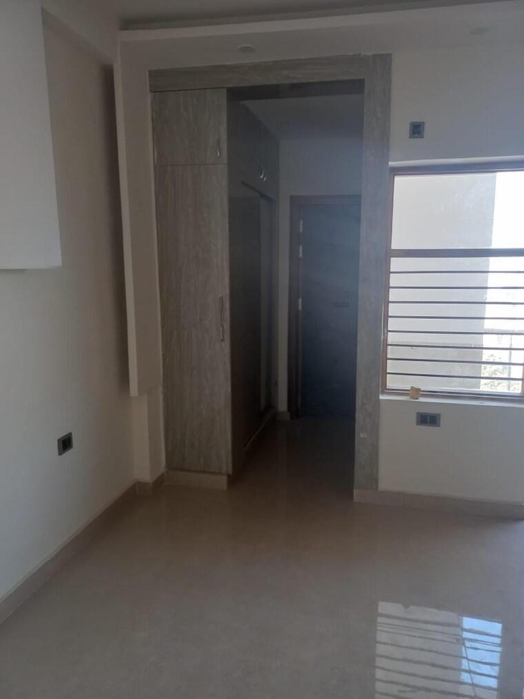 Room, sector 98 3 Bedroom 1000 Sq.Ft. Builder Floor In Sector 98 Faridabad 9441355