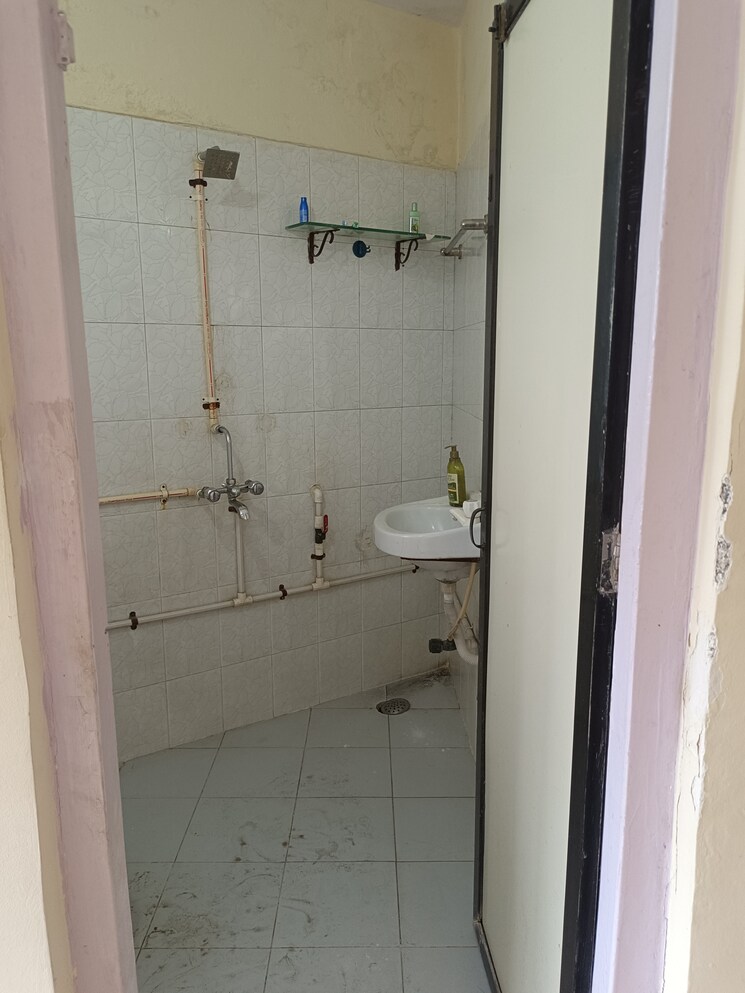 Bathroom, andheri west 2 Bedroom 700 Sq.Ft. Apartment In Andheri West Mumbai 9441372