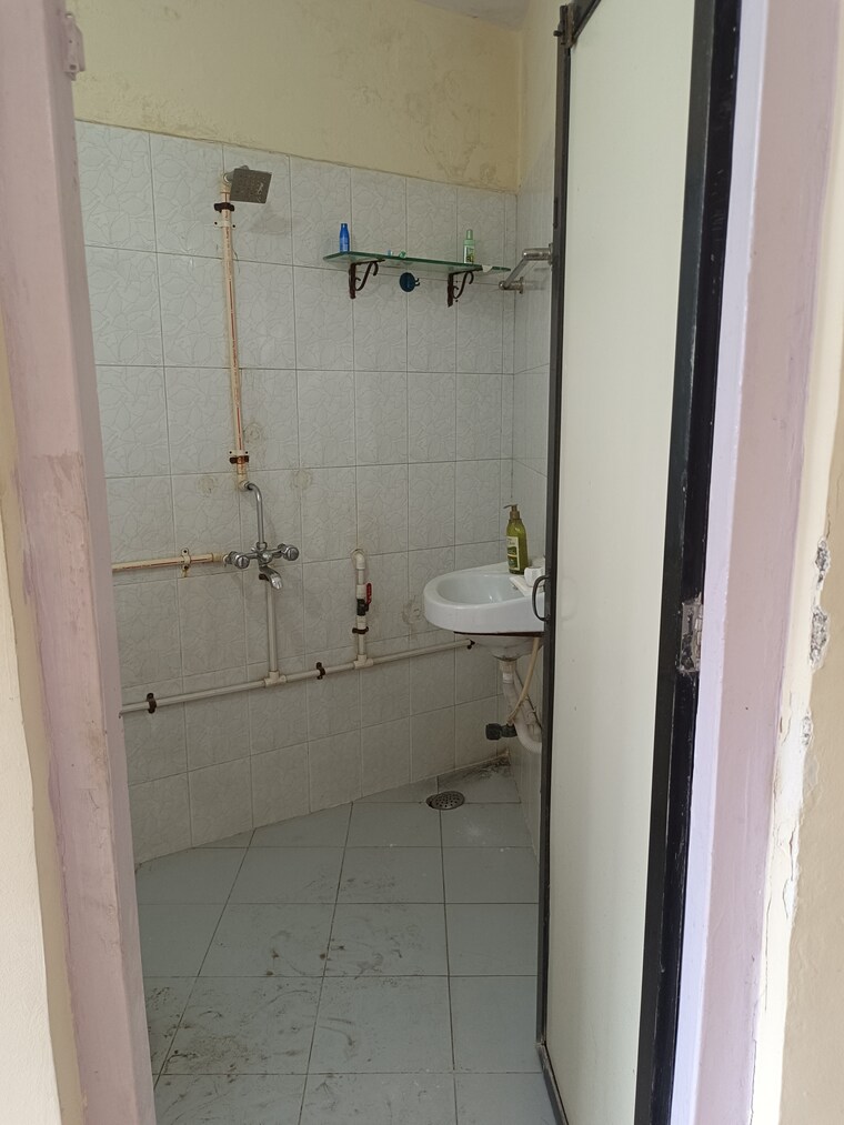 Bathroom, andheri west 2 Bedroom 700 Sq.Ft. Apartment In Andheri West Mumbai 9441372