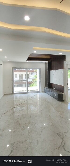 Room in 4 BHK Builder Floor at Srishti Greenfield Homes, Green Fields Colony – for Sale