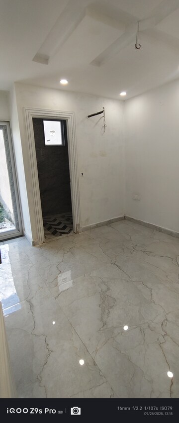 Room in 4 BHK Builder Floor at Srishti Greenfield Homes, Green Fields Colony – for Sale