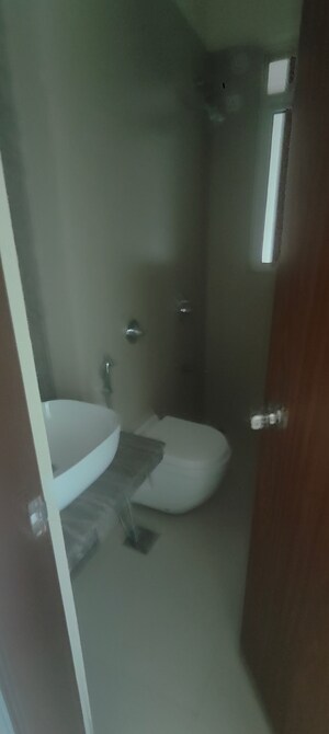 Bathroom in 3.5 BHK Apartment at Thane West – for Rent