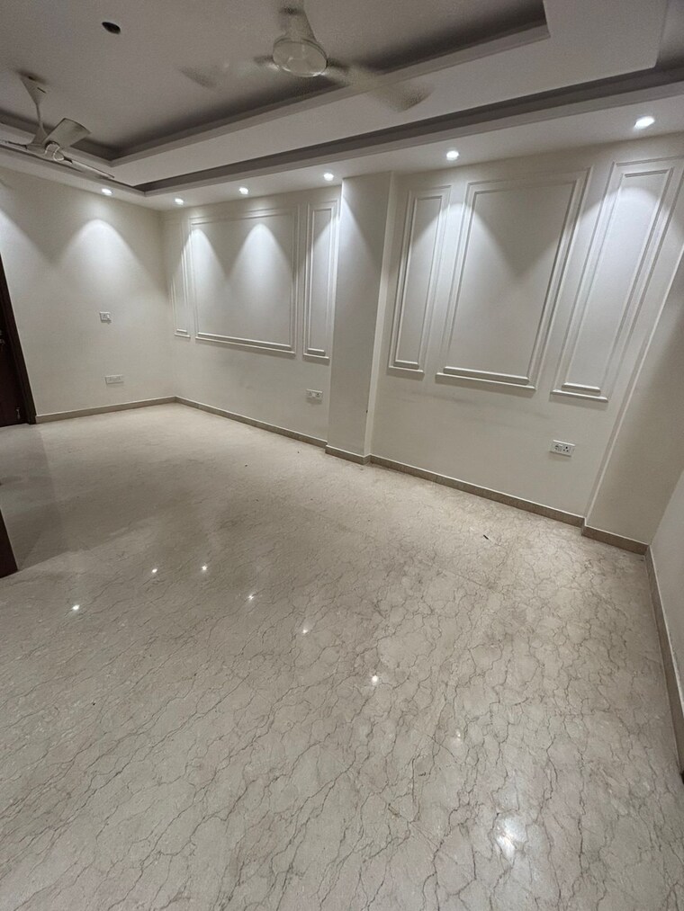 Room, east of kailash 2 Bedroom 200 Sq.Yd. Builder Floor In East Of Kailash Delhi 9441547