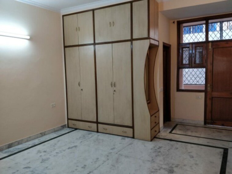 undefined, sant nagar 3 Bedroom 200 Sq.Yd. Builder Floor In Sant Nagar Delhi 9441562
