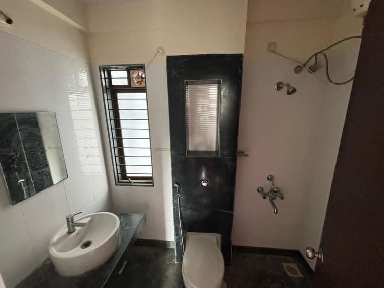 Bathroom, lodha-paradise 2 Bedroom 900 Sq.Ft. Apartment In Majiwada Thane 9441569