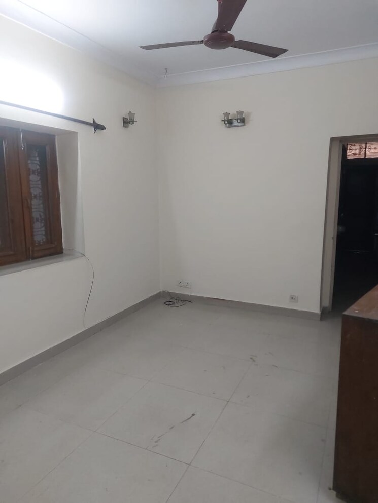 Room, lajpat nagar 4 2 Bedroom 125 Sq.Yd. Builder Floor In Lajpat Nagar 4 Delhi 9441573