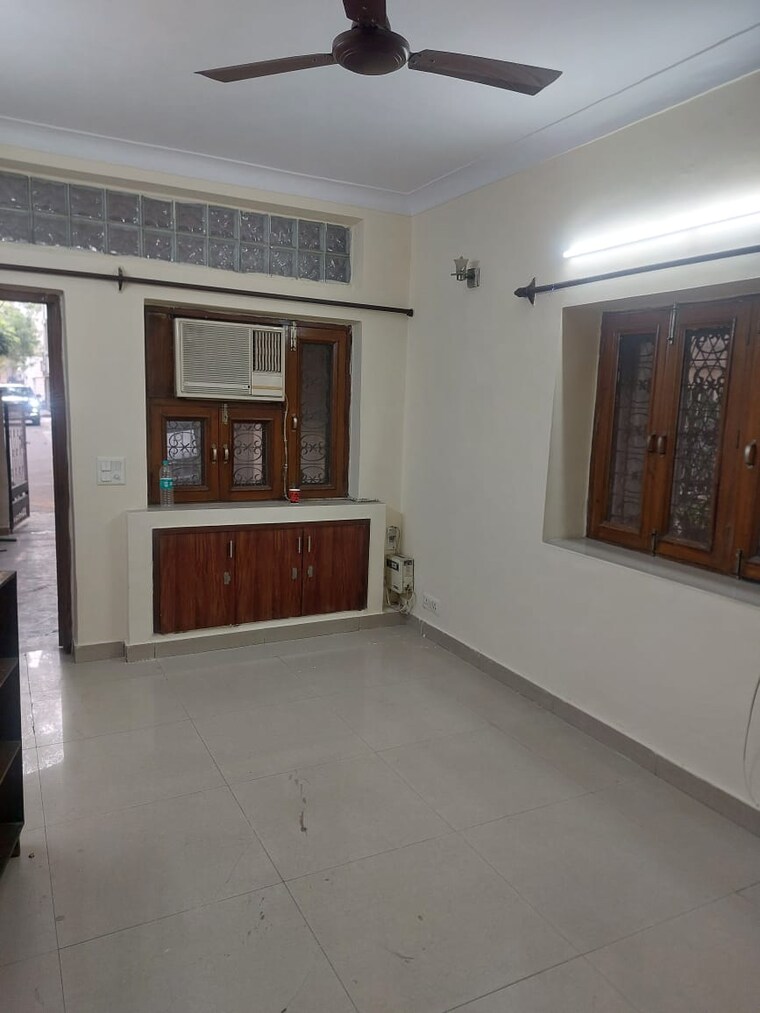 Room, lajpat nagar 4 2 Bedroom 125 Sq.Yd. Builder Floor In Lajpat Nagar 4 Delhi 9441573