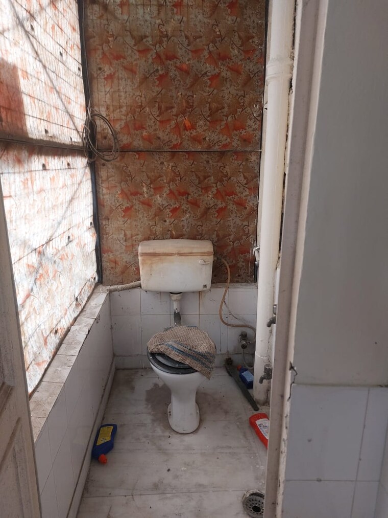 Bathroom, lajpat nagar 4 2 Bedroom 125 Sq.Yd. Builder Floor In Lajpat Nagar 4 Delhi 9441573