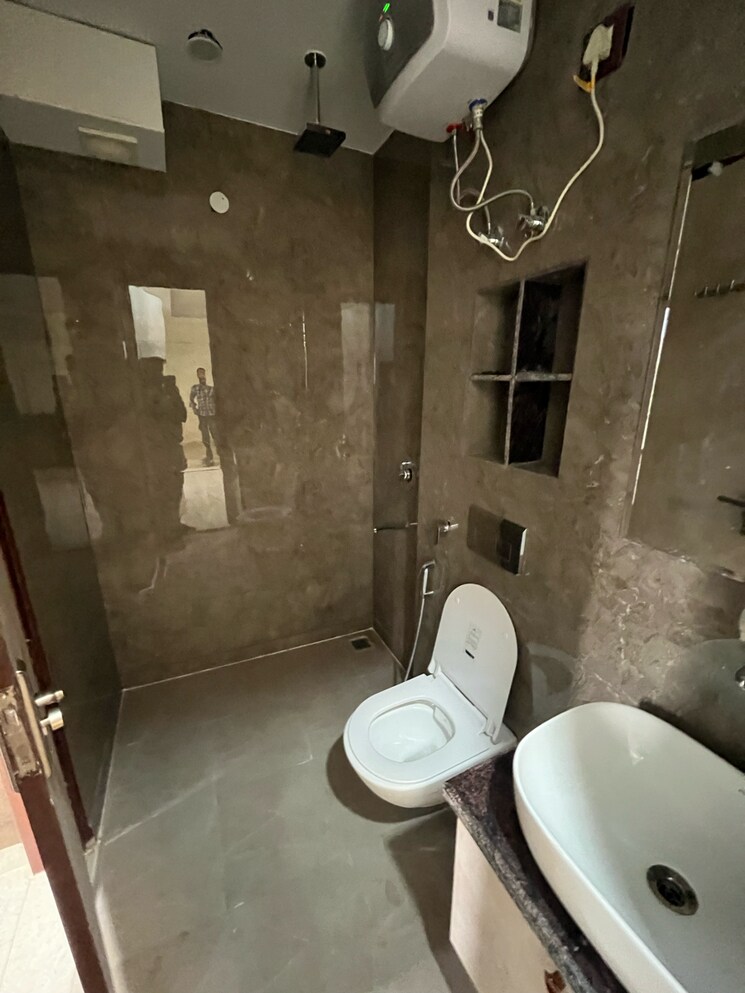 Bathroom, hong-kong-bazaar 2 Bedroom 1655 Sq.Ft. Builder Floor In Sector 56 Gurgaon 9441627