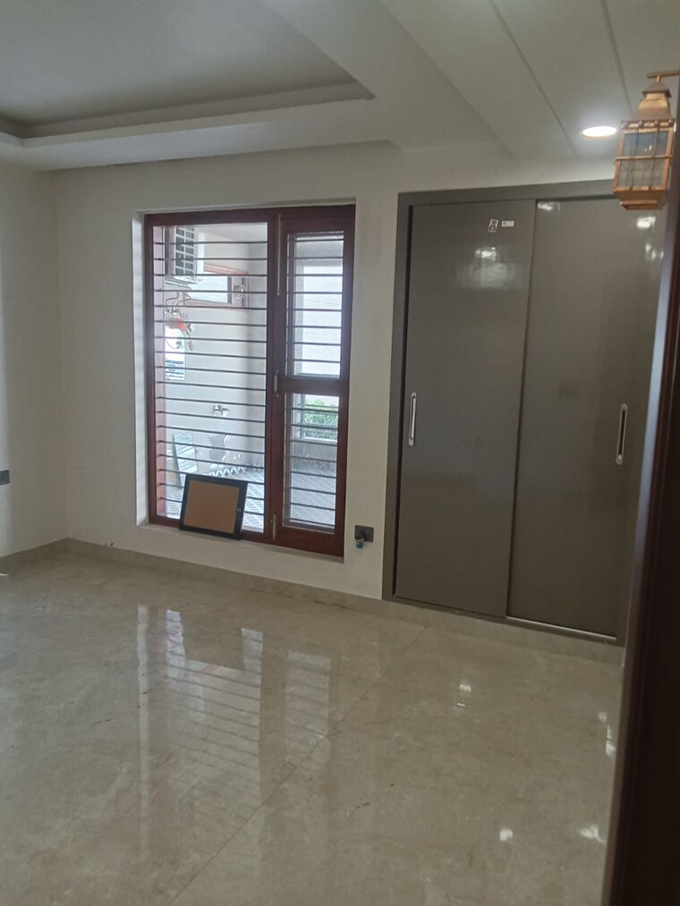 Room, puri-kohinoor-emporium 3 Bedroom 250 Sq.Yd. Apartment In Sector 89 Faridabad 9441631