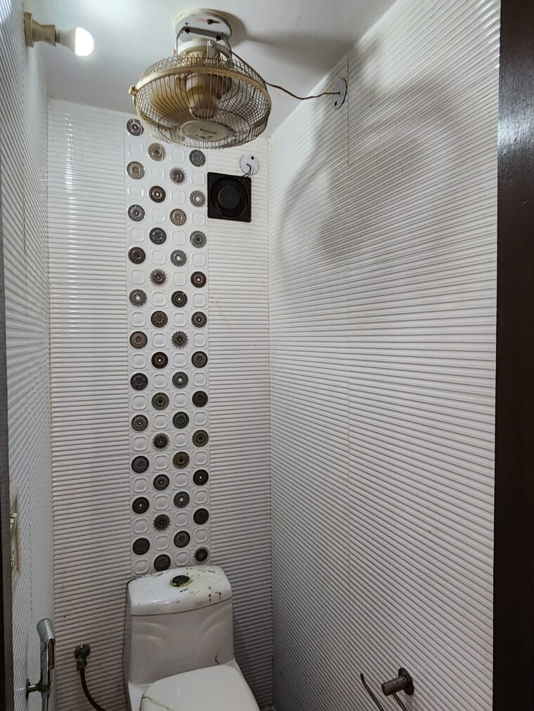 Bathroom, east of kailash 2 Bedroom 150 Sq.Yd. Builder Floor In East Of Kailash Delhi 9441663