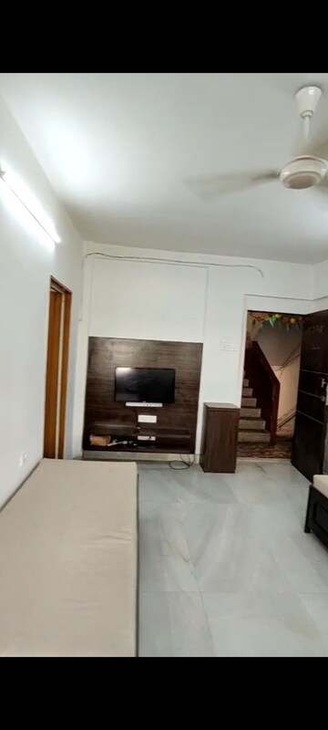 2 BHK Apartment For Rent in Sukumar CHS, Vile Parle East