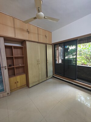 Room in 2 BHK Apartment at Soham Apartments Seawoods, Seawoods – for Rent