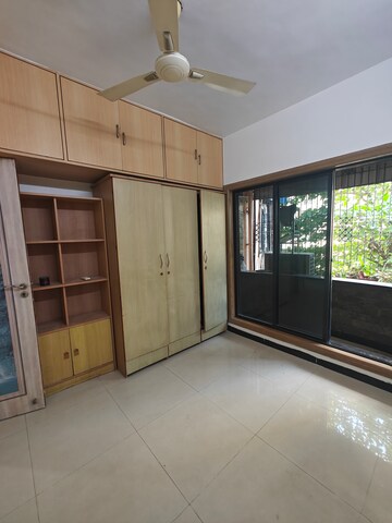 Room in 2 BHK Apartment at Soham Apartments Seawoods, Seawoods – for Rent