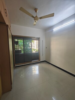 Room in 2 BHK Apartment at Soham Apartments Seawoods, Seawoods – for Rent
