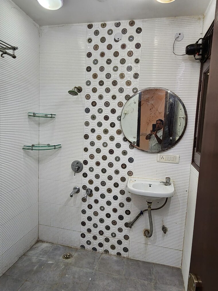 Bathroom, east of kailash 3 Bedroom 200 Sq.Yd. Builder Floor In East Of Kailash Delhi 9441847