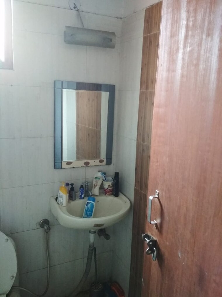 Bathroom, east of kailash 3 Bedroom 300 Sq.Yd. Builder Floor In East Of Kailash Delhi 9441943