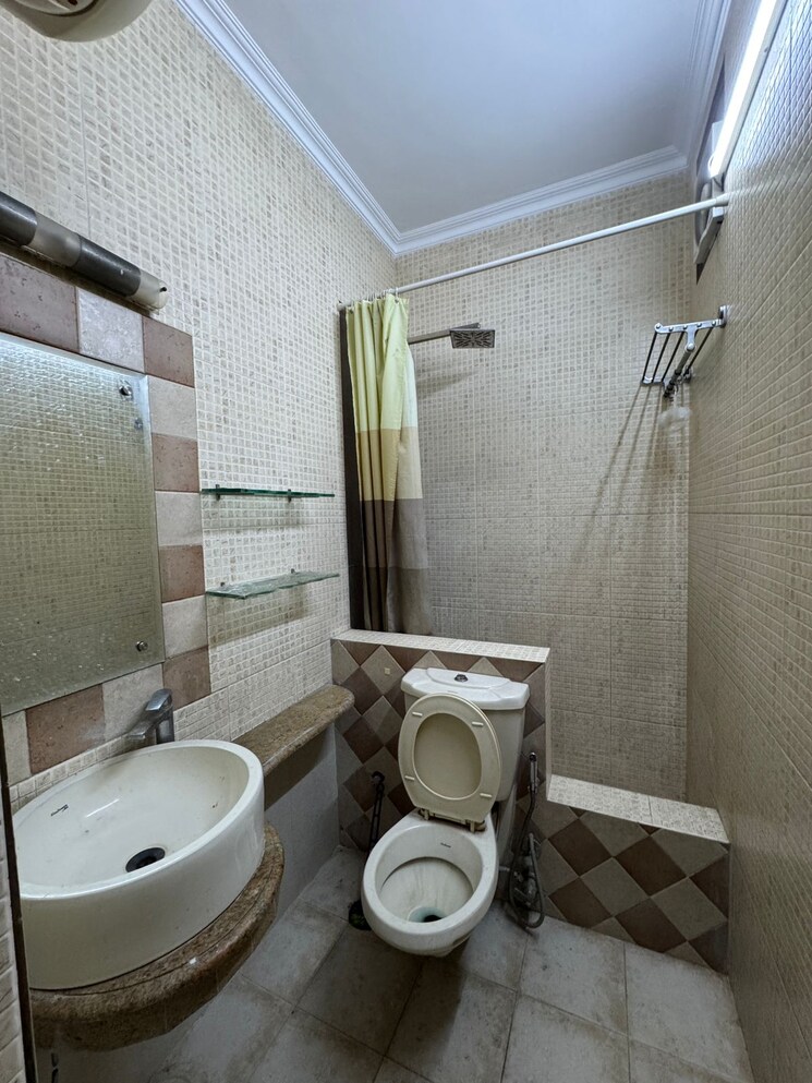 Bathroom, shivalik colony 3 Bedroom 1800 Sq.Ft. Builder Floor In Shivalik Colony Delhi 9409137