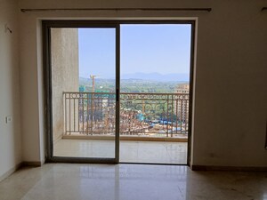 Room in 2 BHK Apartment at Hiranandani Fortune City, New Panvel – for Rent
