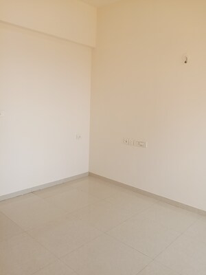 Room in 2 BHK Apartment at Hiranandani Fortune City, New Panvel – for Rent