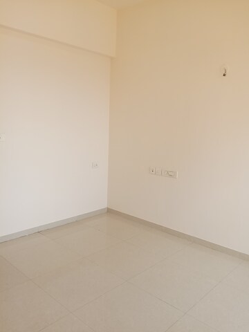 Room in 2 BHK Apartment at Hiranandani Fortune City, New Panvel – for Rent