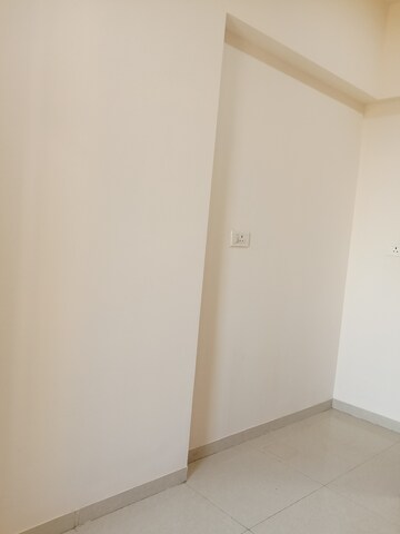 Room in 2 BHK Apartment at Hiranandani Fortune City, New Panvel – for Rent