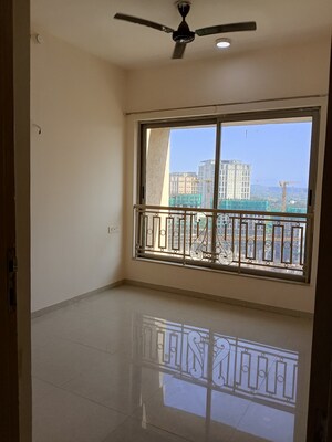 Room in 2 BHK Apartment at Hiranandani Fortune City, New Panvel – for Rent
