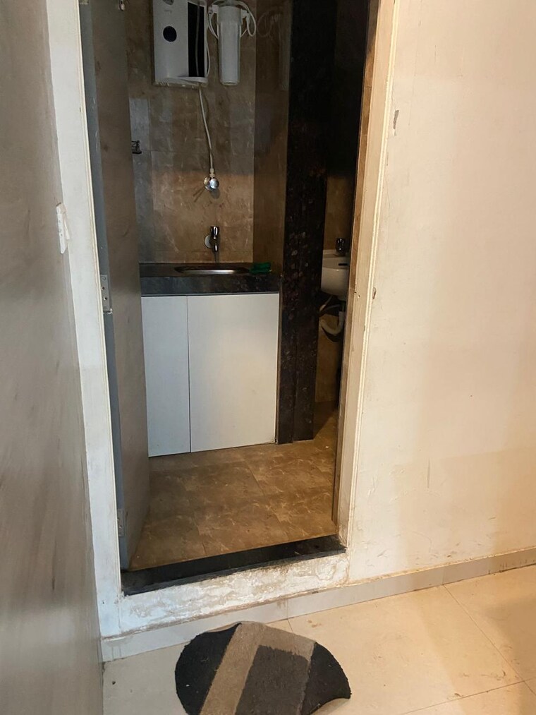 Room, metro-fairmount Commercial Office Space 700 Sq.Ft. In Sanpada Navi Mumbai 9442312