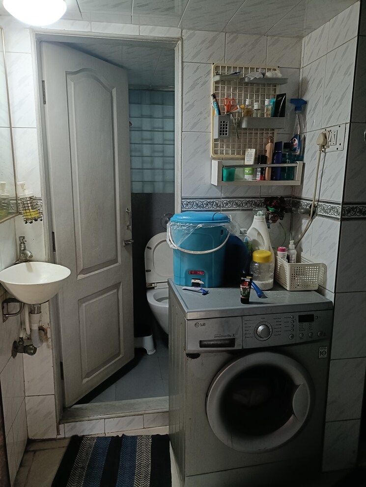 Bathroom, om-krishna-chs 1 Bedroom 450 Sq.Ft. Apartment In Dahisar East Mumbai 9442335