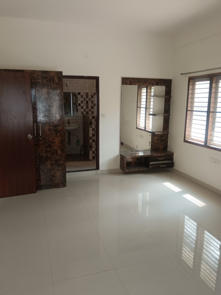 Room, hebbal 3.5 Bedroom 1900 Sq.Ft. Apartment In Hebbal Bangalore 9442420
