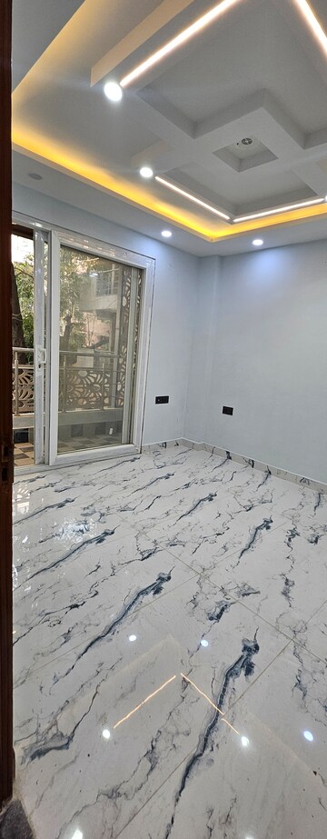 Room in 4 BHK Apartment at Sector 39 Rohini – for Rent