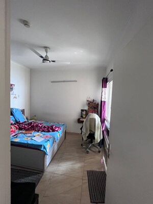 Room in 2 BHK Apartment at Gaur City 7th Avenue, Sector 4 Greater Noida – for Rent