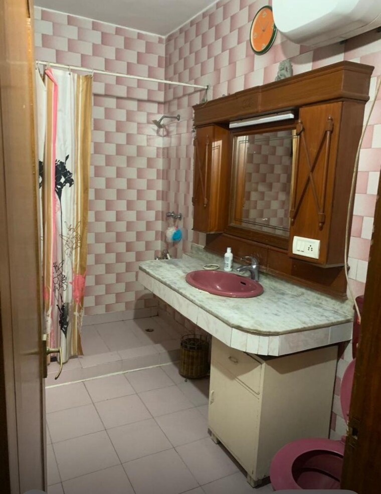 Bathroom, malviya nagar 3 Bedroom 2200 Sq.Ft. Builder Floor In Malviya Nagar Delhi 9442628