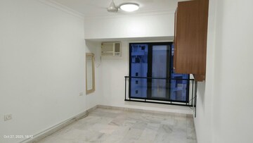 Room in 4 BHK Apartment at Prabhadevi CHS, Prabhadevi – for Sale