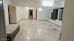 Room in 4 BHK Apartment at Prabhadevi CHS, Prabhadevi – for Sale